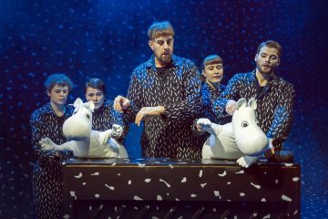 Lilla Teatern – Kris och katastrof i Mumindalen – På bilden Reetta Moilanen, Elena Rekola, Robert Kock, Riina Tikkanen, Alexander Wendelin – Foto Otto-Ville Väätäinen