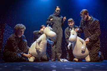 Lilla Teatern – Kris och katastrof i Mumindalen – På bilden Reetta Moilanen, Elena Rekola, Ulriikka Heikinheimo, Riina Tikkanen, Alexander Wendelin – Foto Otto-Ville Väätäinen