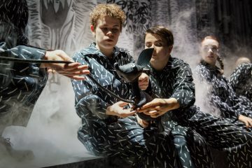 Lilla Teatern – Kris och katastrof i Mumindalen – På bilden Reetta Moilanen, Elena Rekola, Ulriikka Heikinheimo – Foto Otto-Ville Väätäinen