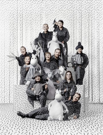 Lilla Teatern – Kris och katastrof i Mumindalen – På bilden Alexander Wendelin, Reetta Moilanen, Lumi Aunio, Ursula Salo, Riina Tikkanen, Robert Kock, Ulriikka Heikinheimo, Pia Runnakko, Joachim Wigelius, Elena Rekola– Foto Otto-Ville Väätäinen