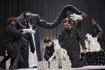Lilla Teatern – Kris och katastrof i Mumindalen – På bilden Reetta Moilanen, Joachim Wigelius, Elena Rekola, Alexander Wendelin, Ulriikka Heikinheimo – Foto Linus Lindholm