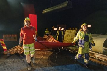 Helsingin Kaupunginteatteri – Mikko Räsäsen tulevaisuus – Kuvassa edessä Martti Manninen, Raili Raitala ja Lumi Aunio – Kuva Otto-Ville Väätäinen