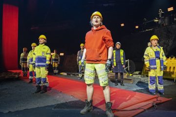 Helsingin Kaupunginteatteri – Mikko Räsäsen tulevaisuus – Kuvassa Vappu Nalbantoglu, Maksim Pavlenko, Martti Manninen, Raili Raitala ja Lumi Aunio – Kuva Otto-Ville Väätäinen