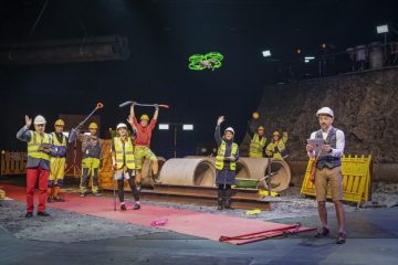 Helsingin Kaupunginteatteri – Mikko Räsäsen tulevaisuus – Kuvassa Jari Pehkonen, Martti Suosalo, Maksim Pavlenko, Vappu Nalbantoglu, Martti Manninen, Raili Raitala ja Lumi Aunio – Kuva Otto-Ville Väätäinen