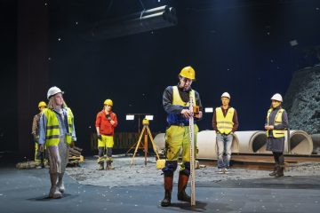 Helsingin Kaupunginteatteri – Mikko Räsäsen tulevaisuus – Kuvassa Lumi Aunio, Martti Manninen, Martti Suosalo, Paavo Kääriäinen ja Raili Raitala – Kuva Otto-Ville Väätäinen