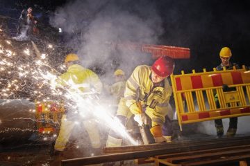 Helsingin Kaupunginteatteri – Mikko Räsäsen tulevaisuus – Kuvassa Martti Manninen, Lumi Aunio, Markku Ahonen ja Maksim Pavlenko – Kuva Otto-Ville Väätäinen