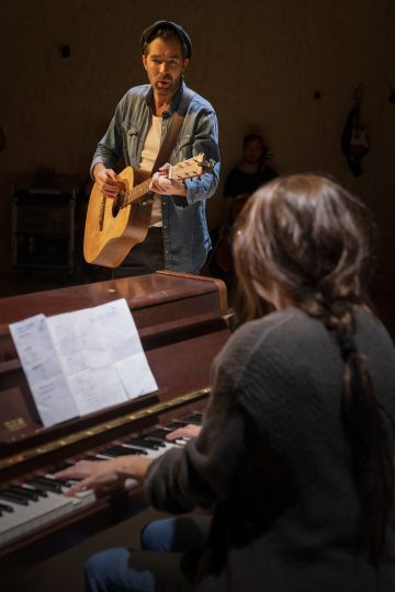 Lilla Teatern – Once – Kuvassa Tuukka Leppänen ja Emma  Klingenberg – Kuva Otto-Ville Väätäinen