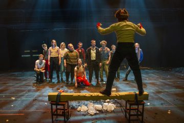 Helsingin Kaupunginteatteri – Jumala on kauneus – Taideyliopiston Teatterikorkeakoulu – Kuvassa Juhana Hurme, Akseli Lehtinen, Heikki Nousiainen, Milla Kaitalahti, Kate Lusenberg, Alexandra Oupornikova, Nana Saijets, Ville Hilska, Julius Susimäki, Juuso Timonen, Mauno Terävä, Veera Anttila – Kuva Robert Seger
