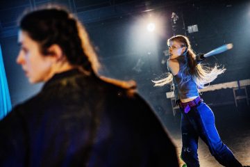 Helsingin Kaupunginteatteri – Jumala on kauneus – Taideyliopiston Teatterikorkeakoulu – Kuvassa Alexandra Oupornikova, Veera Anttila  – Kuva Robert Seger
