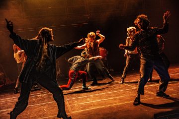 Helsingin Kaupunginteatteri – Jumala on kauneus – Taideyliopiston Teatterikorkeakoulu – Kuvassa Veera Anttila, Akseli Lehtinen, Juuso Timonen, Mauno Terävä, Juhana Hurme, Julius Susimäki – Kuva Robert Seger