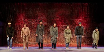 Helsingin Kaupunginteatteri – Lilla Teatern – Min fantastiska väninna – På bilden Alexander Wendelin, Pia Runnakko, Joachim Wigelius, Peter Kanerva, Lumi Aunio, Rasmus Slätis och Sanna Majuri – Foto Ilkka Saastamoinen