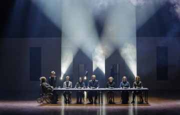 Helsingin Kaupunginteatteri – Fanny ja Alexander – Kuvassa Veera Anttila, Leena Rapola, Olavi Uusivirta, Aino Seppo, Eero Aho, Anna-Maija Tuokko, Helena Haaranen ja Elena Leeve – Kuva Otto-Ville Väätäinen
