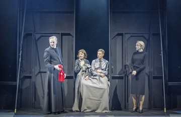 Helsingin Kaupunginteatteri – Fanny ja Alexander – Kuvassa Eero Aho, Elena Leeve, Olavi Uusivirta ja Anna-Maija Tuokko – Kuva Otto-Ville Väätäinen
