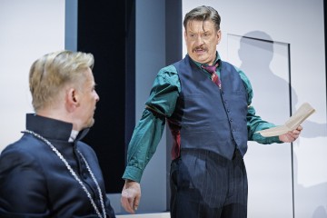 Helsingin Kaupunginteatteri – Fanny ja Alexander – Kuvassa Eero Aho ja Santeri Kinnunen – Kuva Otto-Ville Väätäinen