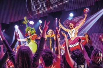 Helsingin Kaupunginteatteri – Priscilla, aavikon kuningatar – Kuvassa Niki Rautén, Clarissa Jäärni, Lauri Mikkola – Kuva Robert Seger