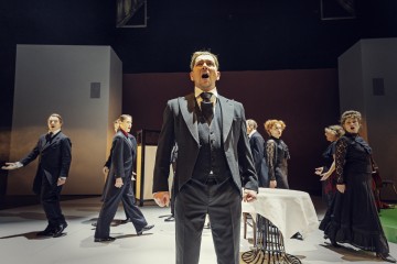 Helsingin Kaupunginteatteri – Asmodeus – Kuvassa keskellä Kai Lähdesmäki – Kuva Otto-Ville Väätäinen