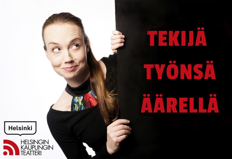 Leikkisästi ilmeetön nainen kurkistaa mustan paneelin takaa. Punaisella tekstillä hänen vieressään lukee Tekijä työnsä äärellä. Vasemmassa alakulmassa on Helsingin kaupunginteatterin logo suomeksi.