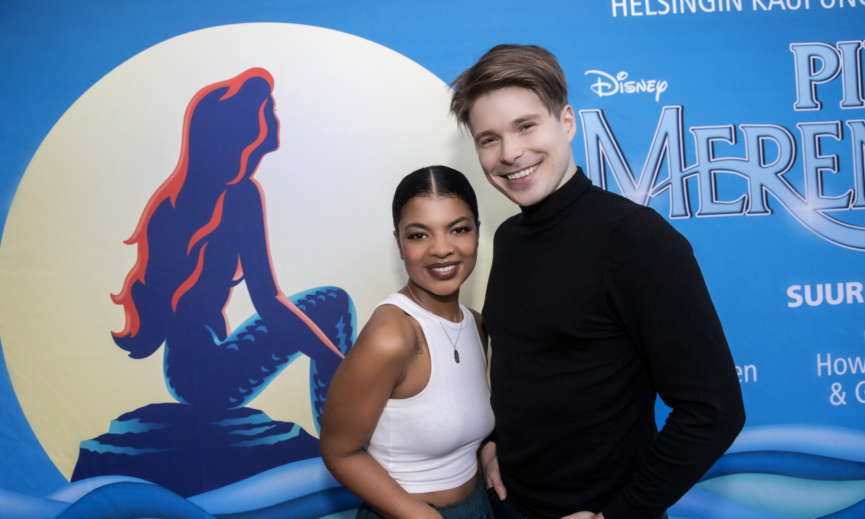 Yasmine Yamajako ja Martti Manninen Pieni merenneito -julisteen edessä