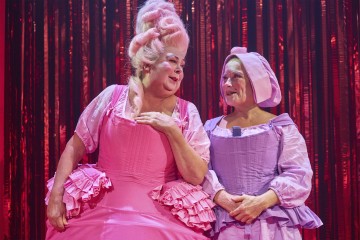 Lilla Teatern – Figaros bröllop – På bilden Pia Runnakko och Ursula Salo – Foto Linus Lindholm