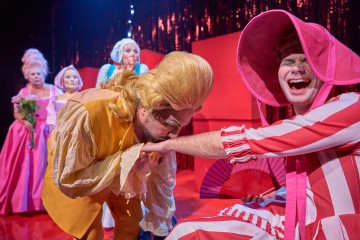 Lilla Teatern – Figaros bröllop – På bilden Pia Runnakko, Ursula Salo, Minni Gråhn, Joonas Heikkinen och Alexander Wendelin – Foto Linus Lindholm