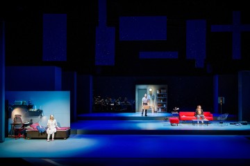Helsingin Kaupunginteatteri – Rakas Evan Hansen – Kuvassa Sanna Majuri, Antti Timonen ja Riikka Riikonen – Kuva Otto-Ville Väätäinen