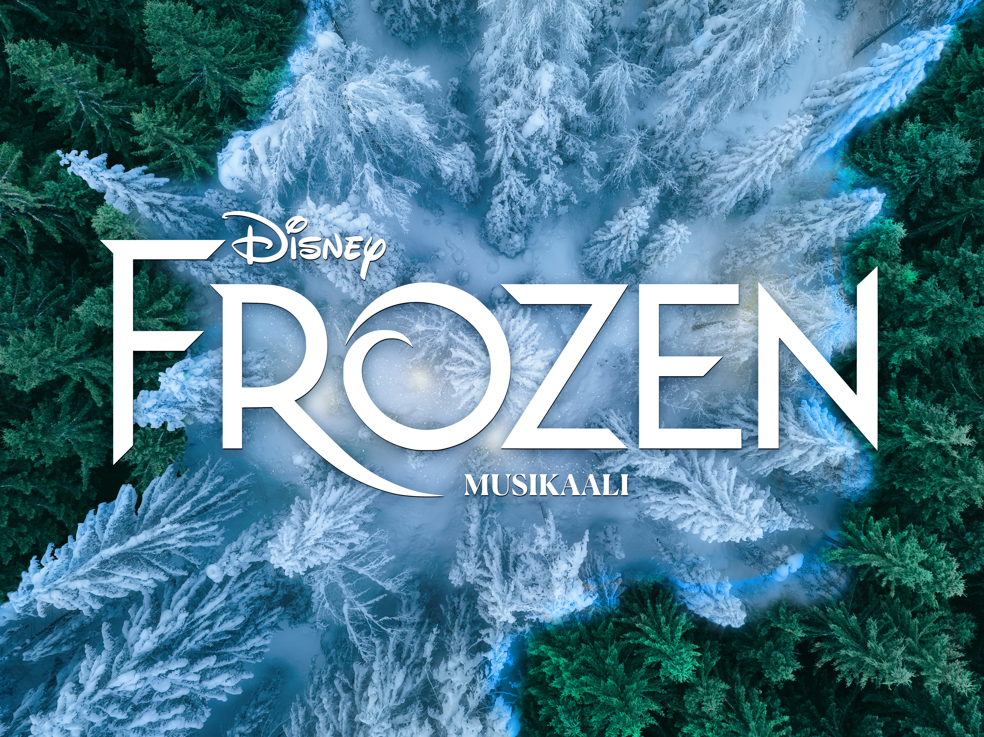 Luminen metsä ylhäältä katsottuna, jossa on tummanvihreitä ja valkoisia huurteisia puita. Keskellä suuri valkoinen teksti: Disney Frozen Musikaali.