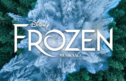Luminen metsä ylhäältä katsottuna ja sanat Disney Frozen Musikaali lihavilla valkoisilla kirjaimilla kuvan keskellä.