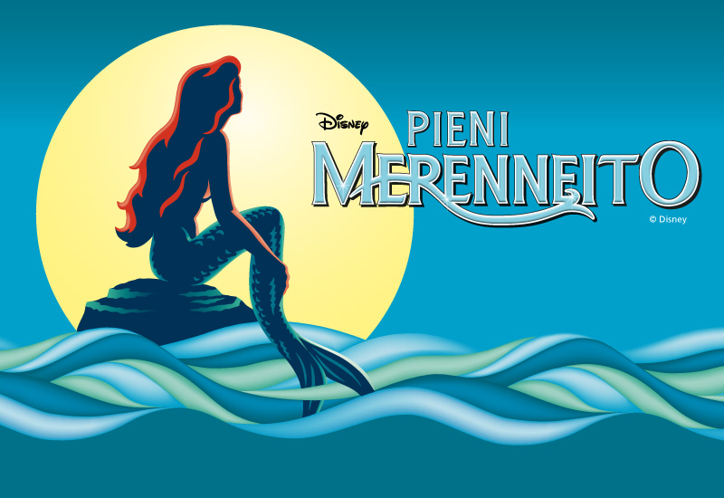 Siluetti merenneito, jolla on pitkät punaiset hiukset, istuu kalliolla ja katselee suurta keltaista kuuta. Etualalla on sinisiä tyyliteltyjä aaltoja. Tekstissä lukee "Disney Pieni Merenneito.".