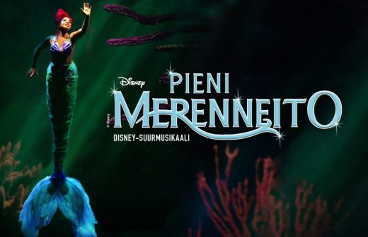 Merenneitoksi pukeutunut esiintyjä, jolla on punaiset hiukset ja vihreä häntä, ui veden alla. Suurella suomenkielisellä tekstillä lukee Pieni Merenneito, jonka yläpuolella on Disney-logo. Taustalla on tummia vedenalaisia kasveja.
