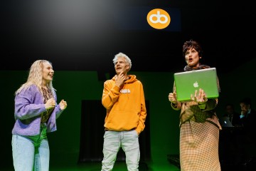 Helsingin Kaupunginteatteri – Ape army – Kuvassa Anna-Sofia Tuominen, Olli Riipinen ja Vappu Nalbantoglu – Kuva Mitro Härkönen