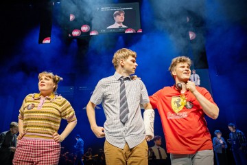 Helsingin Kaupunginteatteri – Rakas Evan Hansen – Kuvassa Lumi Aunio, Petja Pulkkinen ja Samuli Pajunen – Kuva Otto-Ville Väätäinen