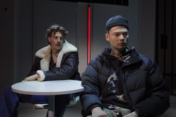Lilla Teatern – Röda rummet – På bilden Mikko Kauppila, Alexander Wendelin – Foto Ilkka Saastamoinen