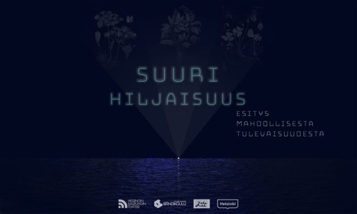 Tummansininen juliste, jossa ylhäällä himmeät kasvien kuvat, hehkuva suomenkielinen teksti SUURI HILJAISUUS ja ESITYS MAHDOLLISESTA TULEVAISUUDESTA sekä alhaalla rauhallinen vedenpinta. Logot ovat alareunassa.