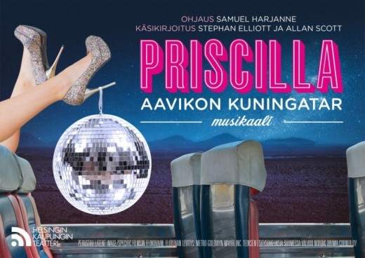 Priscilla: Aavikon kuningatar -elokuvan juliste, jossa on korkeakorkoiset jalat, suuri diskopallo ja bussin istuimet sinisellä taustalla. Myös suomenkielinen teksti ja teatterin logo ovat näkyvissä.