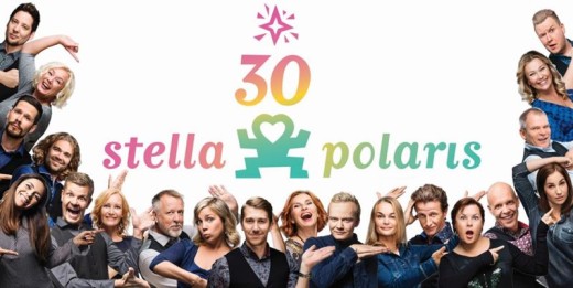 Joukko hymyileviä ja leikkisästi poseeraavia ihmisiä tekstin "30 stella polaris" ympärillä, jonka yläpuolella on vaaleanpunainen tähti ja vihreä sydänsymboli. Tausta on valkoinen ja värikäs teksti merkitsee 30-vuotisjuhlaa.