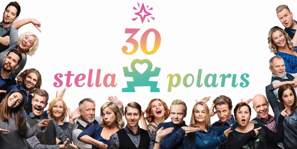 Joukko hymyileviä ja ilmeikkäitä ihmisiä poseeraa valkoisella taustalla olevan värikkään Stella Polaris 30 -logon ympärillä juhlistamassa teatteriryhmän 30-vuotispäivää.