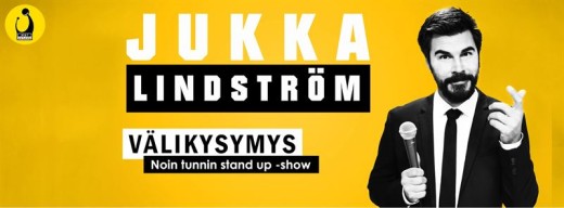 Pukumies, jolla on mikrofoni kädessään, seisoo keltaista taustaa vasten. Suurella tekstillä lukee Jukka Lindström Välkysymys Noin tunnin stand up -show. Vasemmassa yläkulmassa on pieni Comedy Cornerin logo.