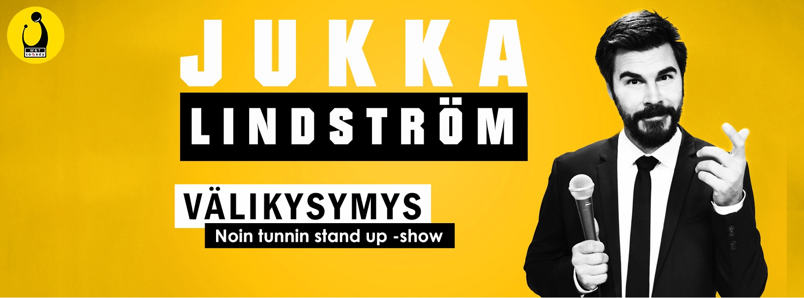Pukumies pitelee mikrofonia ja osoittaa ylöspäin seisoen keltaisen taustan edessä, jossa on lihavoitu valkoinen ja musta teksti Jukka Lindström Välikysymys - Noin tunnin stand up -show.