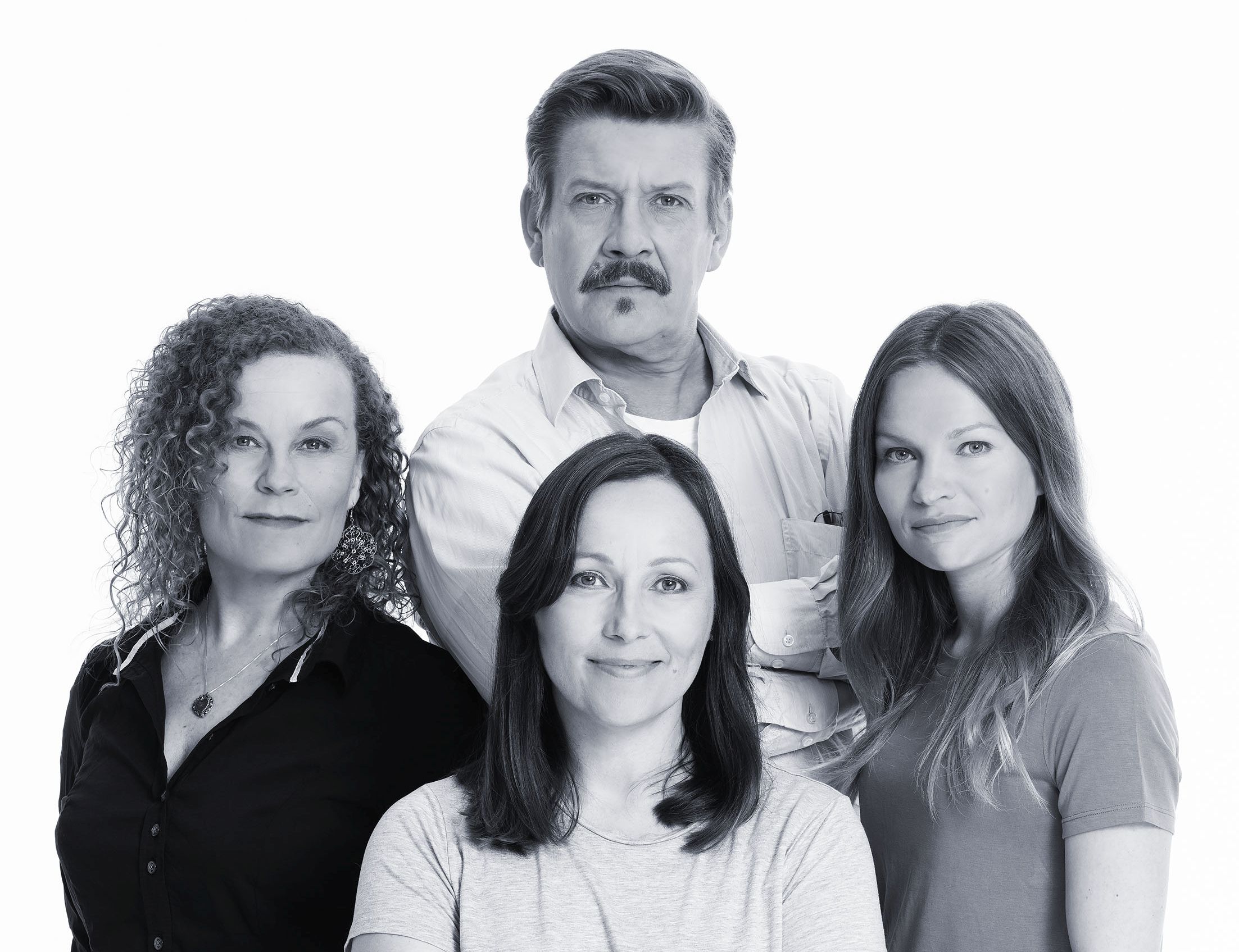 Mustavalkoinen valokuva neljästä aikuisesta, jotka poseeraavat yhdessä: kolme naista edessä ja yksi mies heidän takanaan, kaikki kameraan päin neutraalisti tai lievästi hymyillen.
