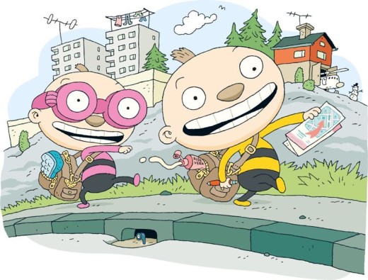 Kaksi innostunutta, hymyilevää sarjakuvalasta kävelevät ulkona kantamassa laukkuja ja karttaa, kun salaperäinen naama kurkistaa ulos sadevesiviemäristä. Taustalla näkyy rakennuksia, puita, pyykkiä ja punainen talo.