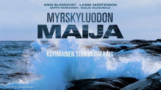 Aallot törmäävät kalliorantaan pilvisen taivaan alla. Suuressa otsikkotekstissä lukee "MYRSKYLUODON MAIJA" ja sen ylä- ja alapuolella on pienempi teksti, joka mainostaa suomalaista musikaalia.
