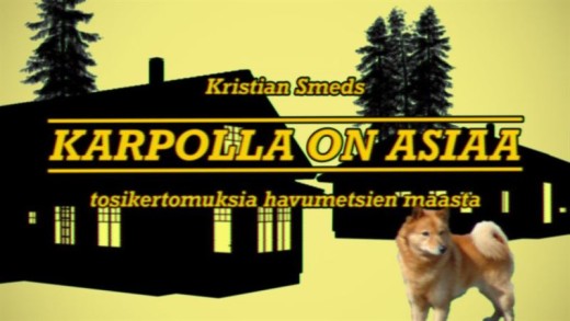 Keltaiseksi sävytetty kuva, jossa on talojen ja puiden siluetteja ja suomenkielinen teksti: Kristian Smeds, Karpolla on asiaa, tosikertomuksia havumetsien maasta. Oikeassa alakulmassa seisoo ruskea koira.