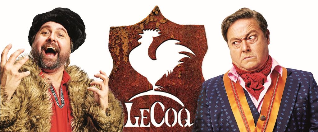 Kaksi miestä seisoo ruosteisen kyltin molemmin puolin, jossa on valkoinen kukko ja teksti "LeCoq". Vasemmalla olevalla miehellä on turkislakki ja -takki, ja hän elehtii innoissaan. Oikeanpuoleisella miehellä on puku ja huivi, ja hän näyttää epäilevältä.