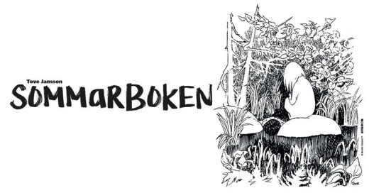 Mustavalkoinen kuvitus, jossa hahmo istuu kalliolla kasvien ja puiden ympäröimänä. Vasemmalla puolella lihavoitu teksti Tove Jansson SOMMARBOKEN.