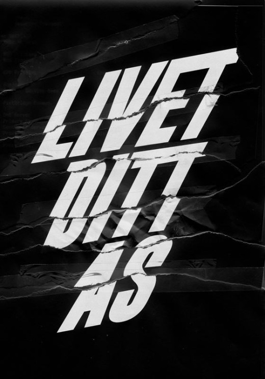 Mustalla pohjalla on valkoinen, lihavoitu, vinoteksti "LIVET DITT AS", ja sanat näyttävät siltä kuin ne olisi revitty ja koottu takaisin vaakasuoriksi suikaleiksi.