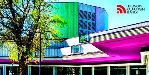 Värikäs moderni rakennus, jossa on vihreitä ja violetteja korostuksia, etualalla puu ja Helsingin Kaupungin Teatterin logo oikeassa yläkulmassa.