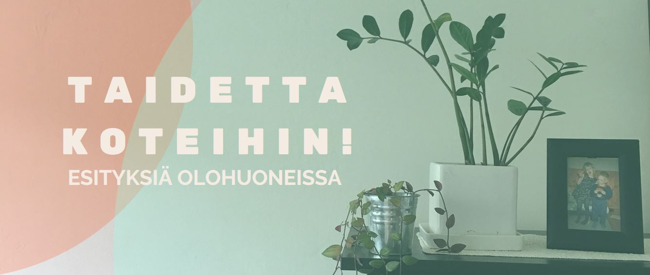 Moderni olohuone, jossa on vihreä seinä, lehtikasvi valkoisessa ruukussa, kehystetty valokuva ja suomenkielinen teksti: Taidetta koteihin! Esityksiä olohuoneissa.
