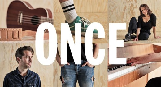 Kuuden kuvan kollaasi: ukulele, ihmisen jalka vihreissä lenkkareissa, lattialla istuva nainen, ruutupaitainen mies, farkkuihin pukeutunut ylävartalo ja pianoa soittavat kädet, joiden päällä on lihavoitu valkoinen teksti "ONCE".