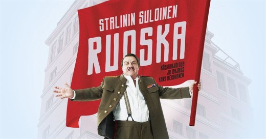 Sotilaspukuinen mies levittää kätensä suuren punaisen lipun edessä, jossa on suomenkielinen teksti Stalinin suloinen ruoska ja pienempää tekstiä, taustalla vaalea rakennus.