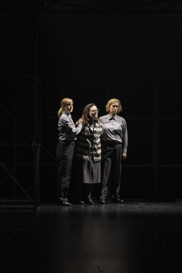 Lilla Teatern – Dancer in the Dark – På bilden 	Sofia Hilli, Lumi Aunio och Inka Tiitinen – Foto Heli Blåfield